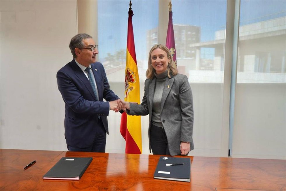 La consejera de Política Social, Familias e Igualdad, Conchita Ruiz, y el rector de la Universidad de Murcia (UMU), José Luján, tras firmar la ampliación del convenio de colaboración que permitirá continuar con el proyecto Poimet