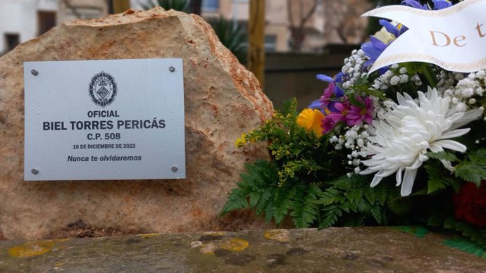 Placa conmemorativa en homenaje al oficial de policía Gabriel Torres.