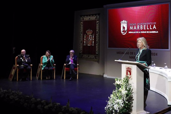 La alcaldesa de Marbella durane el acto de entrega Medallas de la Ciudad