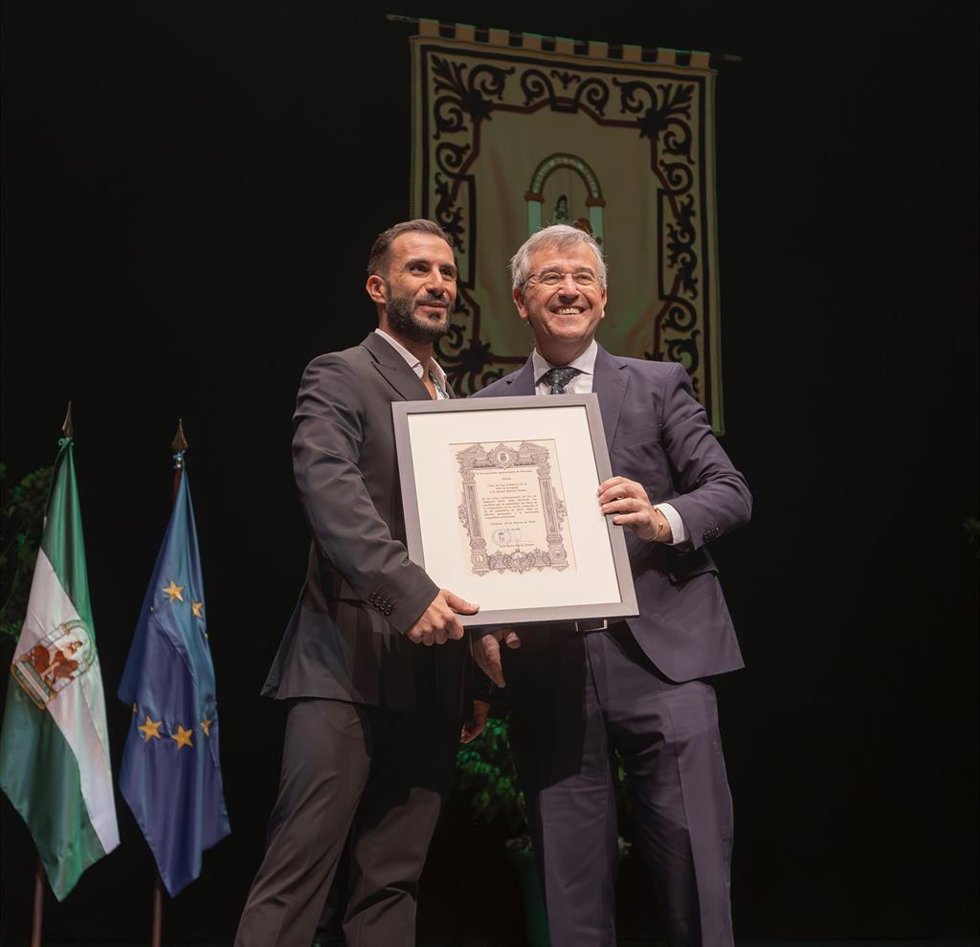 El bailaor Rafael Ramírez y el alcalde de Estepona, José María García Urbano