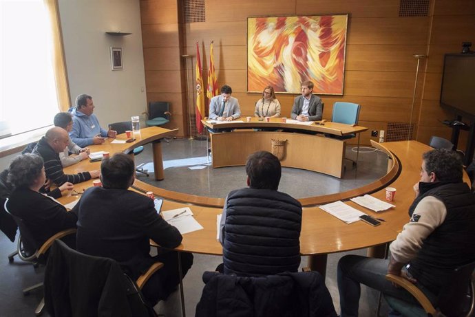 Reunión entre el grupo parlamentario socialista en las Cortes de Aragón y representantes de las organizaciones profesionales agrarias --ASAJA, ARAGA, UPA y UAGA--.