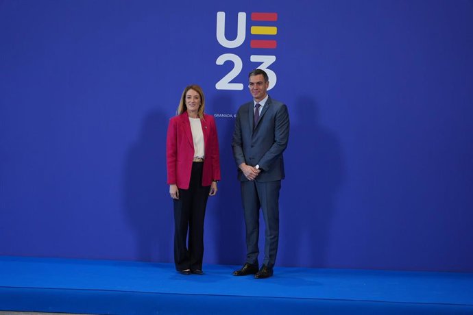 Archivo - El presidente del Gobierno, Pedro Sánchez, y la presidenta de la Eurocámara, Roberta Metsola