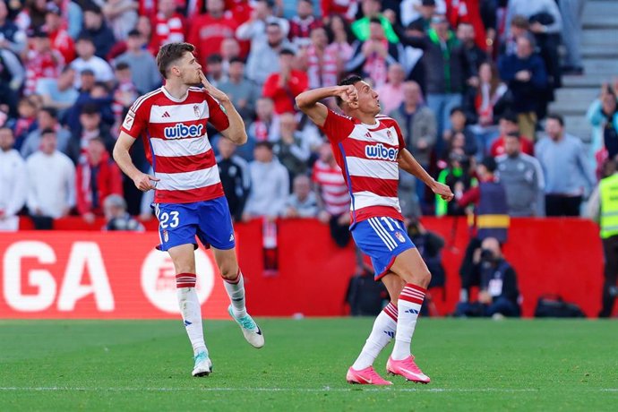 Los jugadores del Granada Myrto Uzuni y Gerard Gumbau en el Nuevo Los Cármenes.