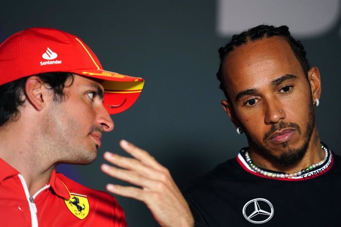 28 February 2024, Bahrain, Sakhir: Mercedes driver Lewis Hamilton and Ferrari's Carlos Sainz Jr. attend a driver press conference at the Bahrain International Circuit. Photo: David Davies/PA Wire/dpa