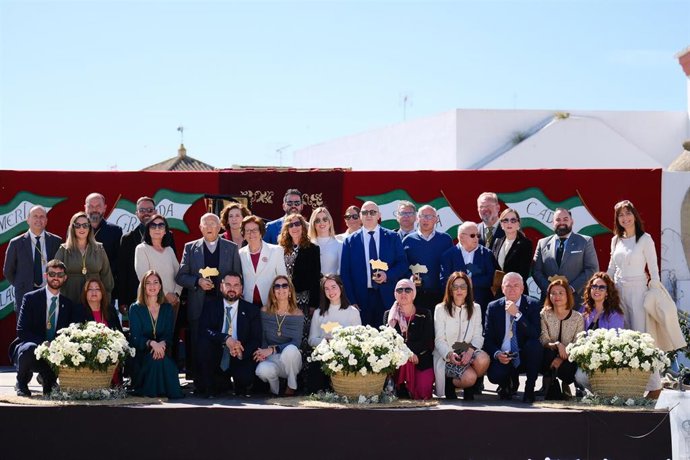 Foto de familia con los disntinguidos como 'Ginenses del Año' centra la celebración del 28F en la localidad.