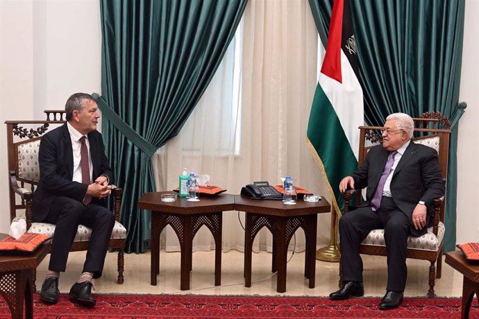 Archivo - Imagen de archivo del presidente de la Autoridad Palestina, Mahmud Abbas, y el comisionado general de la UNRWA, Philippe Lazzarini.