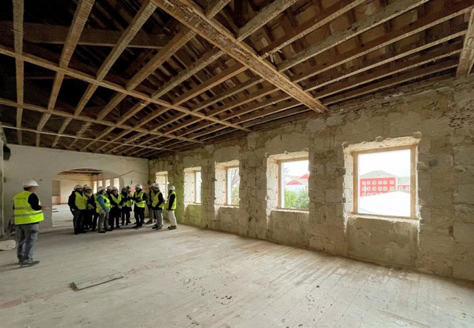 Visita de la consellera de Familia y Asuntos Sociales, Catalina Cirer, a las obras de reforma de la futura residencia de Es Castell.