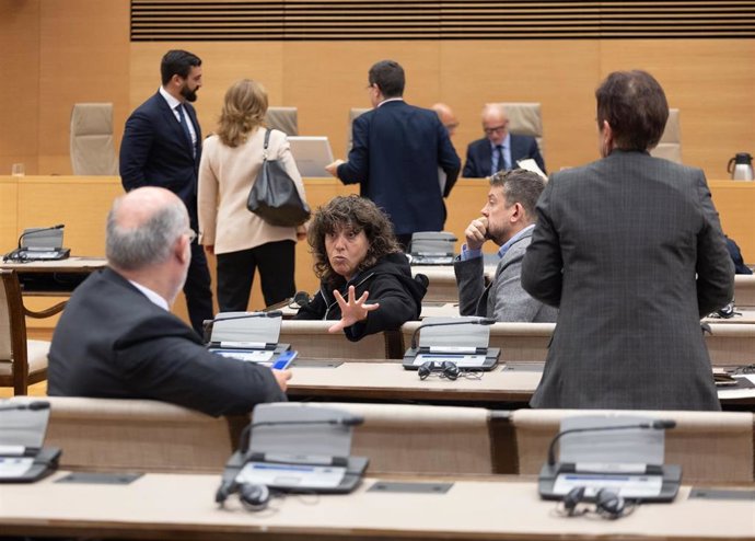 La diputada de ERC Teresa Jordà (2i) durante la sesión de constitución de la Comisión de Investigación sobre el espionaje a independentistas.