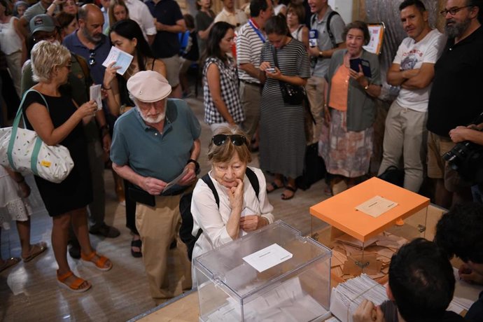 Archivo - Una persona ejerce su derecho a voto durante las elecciones generales del 23 de julio