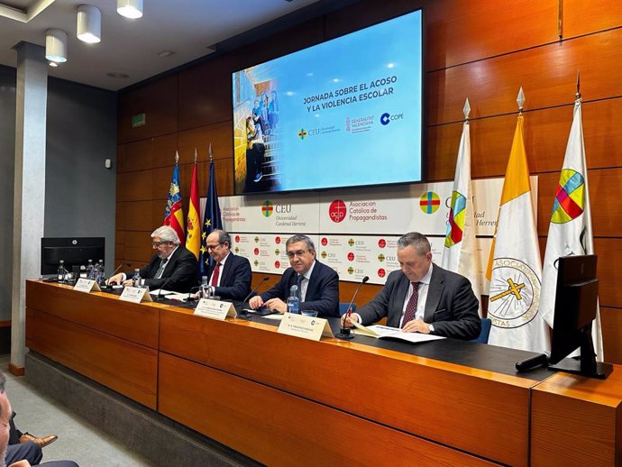 El conseller d'Educació, José Antonio Rovira clausura les jornades d'assetjament escolar organitzades per la Universitat CEU-Cardenal Herrera i la Cadena Cope