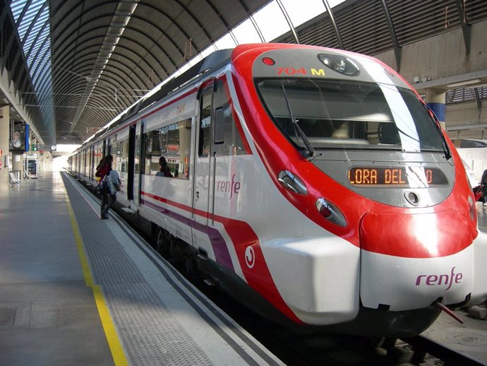 Un tren de Cercanías, de la línea C-1, estacionado en Santa Justa.