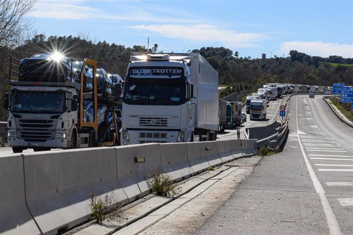Colas de camiones como consecuencia de los cortes de carreteras realizados por los agricultores, en la NII, dirección Norte, a la altura de Vilademúls, a 27 de febrero de 2024, en Vilademúls, Girona.