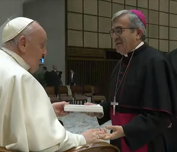 El arzobispo de Valladolid, Luis Argüello, entrega al Papa las actas del congreso sobre Isabel la Católica para impulsar su beatificación