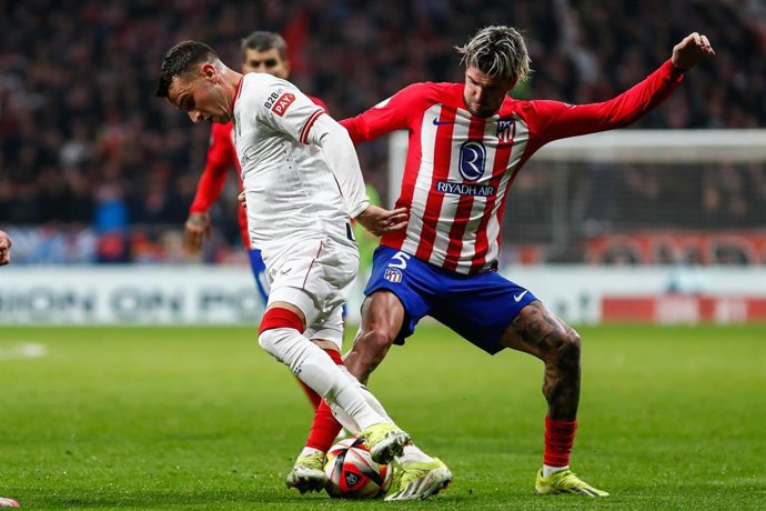 Alex Berenguer, jugador del Athletic Club, disputando un balón junto a De Paul, jugador del Atlético de Madrid.