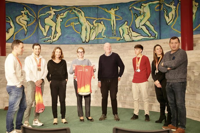 La consejera de Deporte, Eva Guillermina Fernández, con los siete medallistas cántabros de los Campeonatos de España de Ciclocross