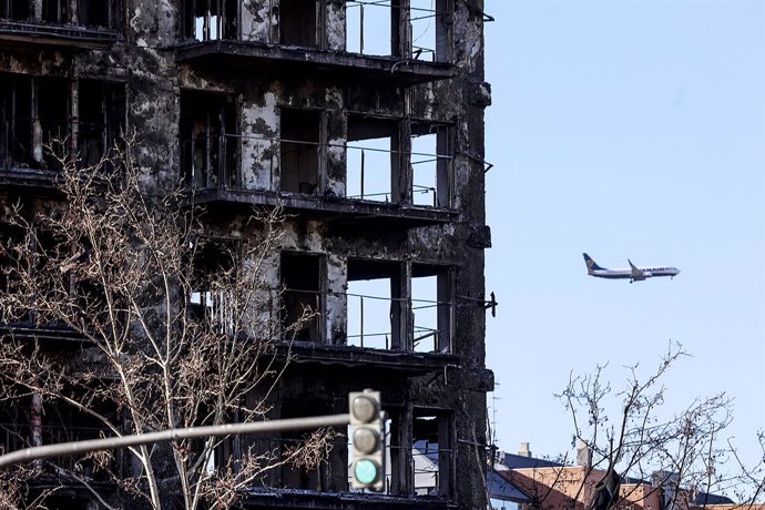 Una part de l'edifici incendiat del barri de Campanar