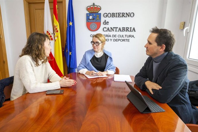 La consejera de Cultura, Turismo y Deporte, Eva Guillermina Fernández, se reúne con representantes de la Asociación de Productoras Asociadas de Cantabria de Cine y Audiovisuales (PACCA)