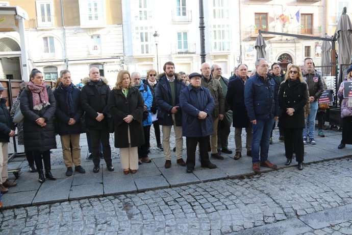 Concentración en Burgos en memoria del joven vallisoletano fallecido por una agresión el pasado sábado, a la que han asistido, entre otros representantes políticos, la alcaldesa, Cristina Ayala, y el vicepresidente de la Junta, Juan García-Gallardo.