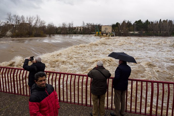 Varias personas observan el paso del río Ebro desbordado, a 28 de febrero de 2024, en Logroño, La Rioja (España). 