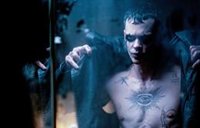 Primeras imágenes del remake de El Cuervo, con Bill Skarsgard tatuado tomando el testigo de Brandon Lee