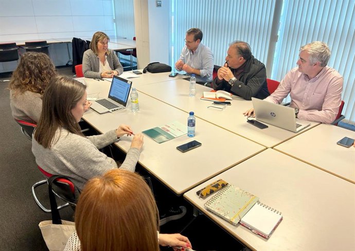 Gimena Llamedo, a la izquierda