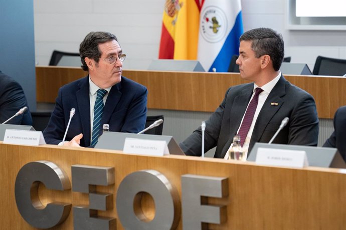 El presidente de la CEOE, Antonio Garamendi (i), y el presidente de Paraguay, Santiago Peña (d), durante el encuentro empresarial España-Paraguay