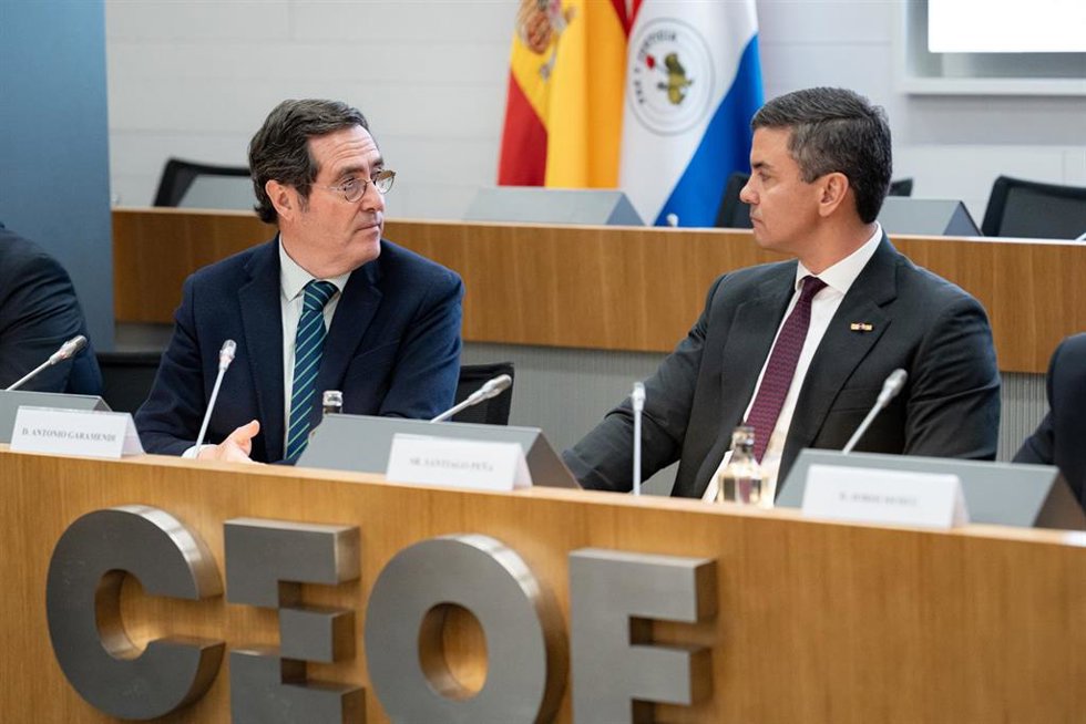 El presidente de la CEOE, Antonio Garamendi (i), y el presidente de Paraguay, Santiago Peña (d), durante el encuentro empresarial España-Paraguay