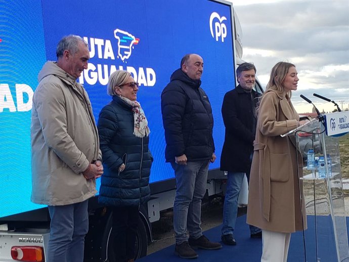 El alcalde de Segovia, José Mazarías (izda), la presidenta del PP en Segovia, Paloma Sanz, el presidente de la Diputación, Miguel Ángel deVicente, el secretario regional del PP, Francisco Vázquez y la vicesecretaria de Movilización, Noelia Núñez
