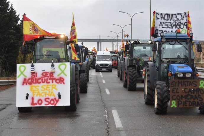 Tractores se dirigen a Zaragoza por la carretera N-330 durante la cuarta jornada de protestas de los ganaderos y agricultores, a 9 de febrero de 2024, en Zaragoza, Aragón (España). 