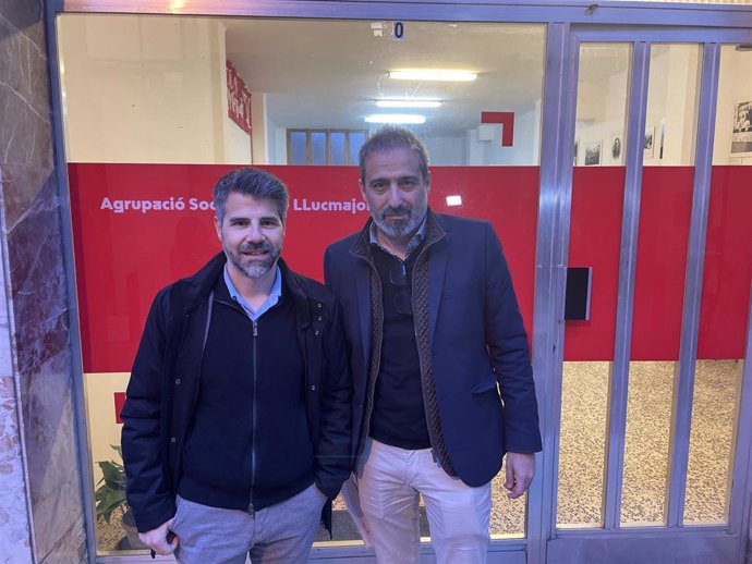 El portavoz adjunto del Grupo Socialista en el Consell de Mallorca, Javier de Juan, y el portavoz del PSOE en el Ayuntamiento de Llucmajor, Jaume Oliver.