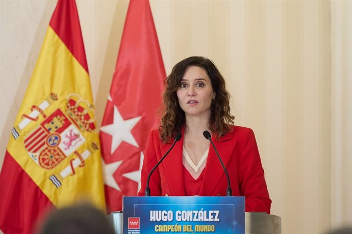 La presidenta de la Comunidad de Madrid, Isabel Díaz Ayuso, interviene durante su encuentro con el campeón del mundo en Doha 2024 de 200 metros espalda en natación, Hugo González, en la Real Casa de Correos, a 28 de febrero de 2024, en Madrid (España). Hu