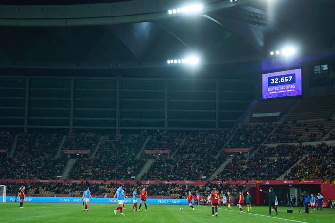 Imagen del videomarcador de La Cartuja con el número de espectadores en el España-Francia de la Liga de Naciones Femenina