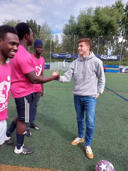 El futbolista Rodrigo Riquelme saludando a jugadores en un torneo solidario de PLAYING, la ONG del deporte