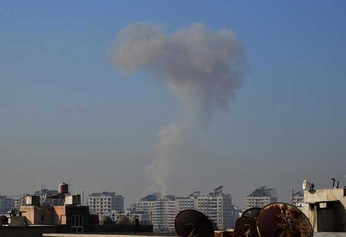 Humo tras un ataque israelí en los alrededores de Damasco