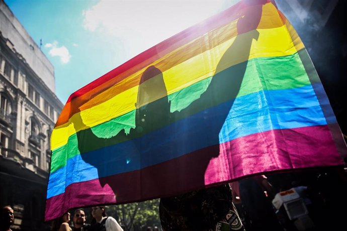 Archivo - Imagen de archivo de una bandera del colectivo LGBT durante una manifestación