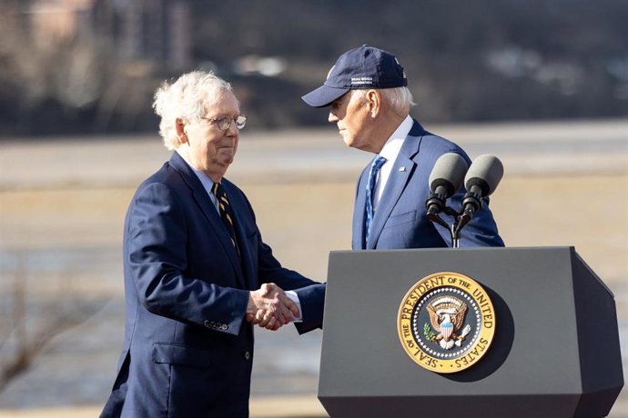 Archivo - El líder de la minoría republicana en el Senado de Estados Unidos, Mitch McConnell, y el presidente estadounidense, Joe Biden