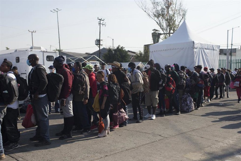 Archivo - Imagen de archivo de una caravana de migrantes en México