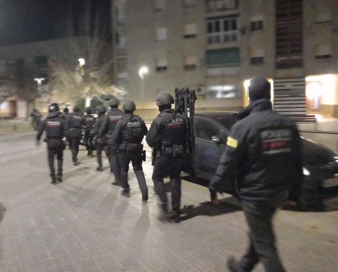 Los Mossos d'Esquadra activan un dispositivo contra un presunto grupo dedicado al tráfico de drogas en el área metropolitana de Barcelona