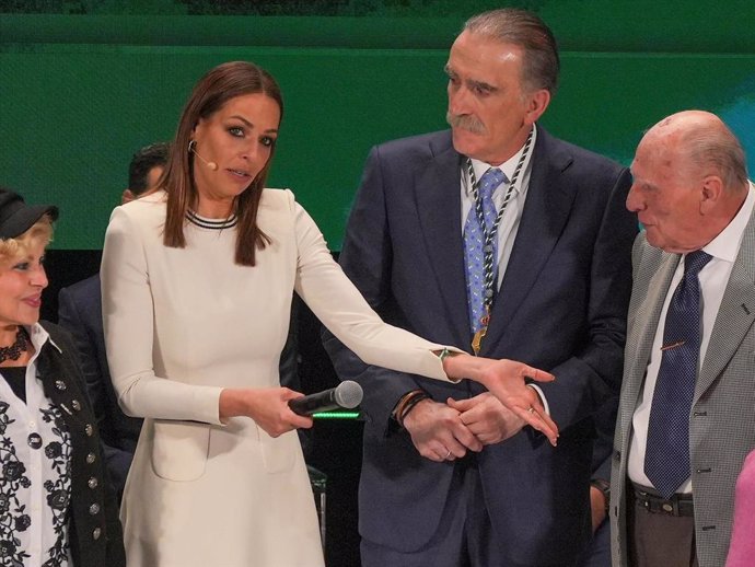 Eva González  y  Juan y Medio durante la entrega de los títulos de Hijo Predilecto y las Medallas de Andalucía 2024 con motivo del Día de Andalucía