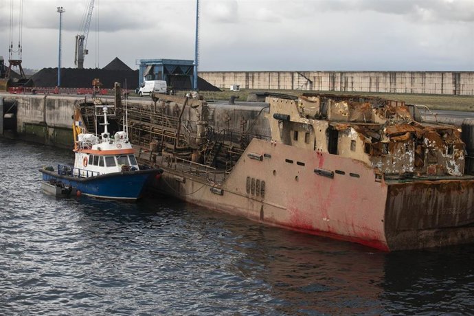 Archivo - Varios trabajadores durante el reflotamiento del buque 'Nehir', en el puerto de El Musel, a 23 de febrero de 2023, en Gijón, Asturias (España). 