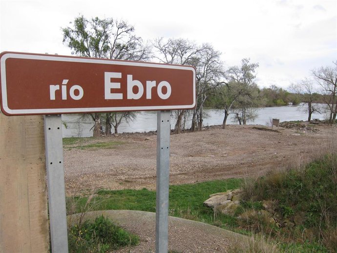 Archivo - Río Ebro a su paso por Novillas