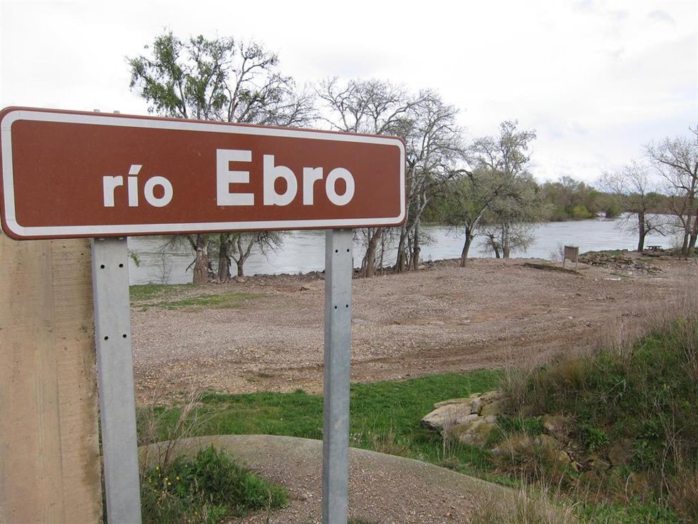 Archivo - Río Ebro a su paso por Novillas