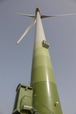 Archivo - Un aerogenerador durante la inauguración del parque eólico de Ecoener, a 30 de marzo de 2023, en San Sebastián de la Gomera, La Gomera, Islas Canarias (España). 