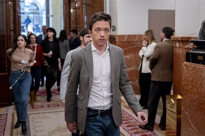 El portavoz de Sumar en el Congreso, Íñigo Errejón, a su llegada a una sesión plenaria, en el Congreso de los Diputados, a 27 de febrero de 2024, en Madrid (España).