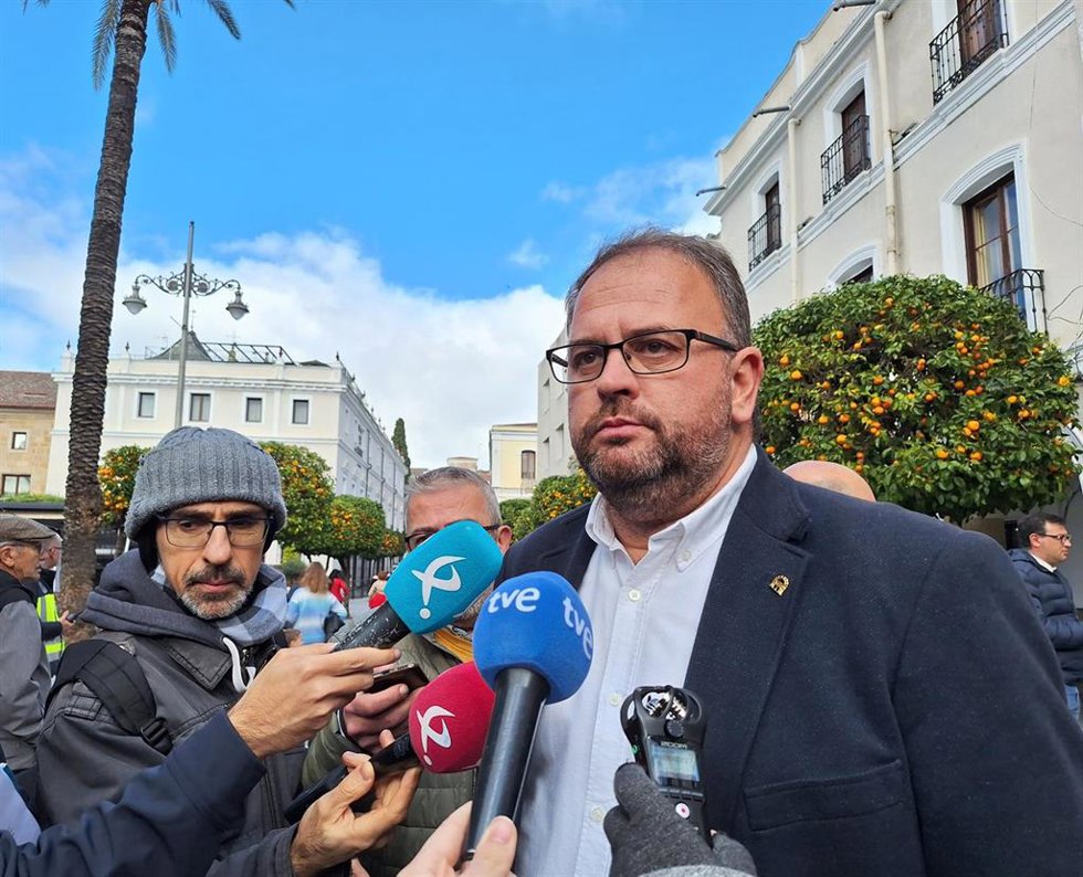 El alcalde de Mérida, Antonio Rodríguez Osuna, atiende a los medios de comunicación, en una imagen de archivo.