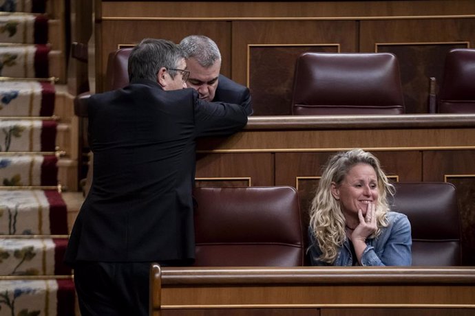 El portavoz del PSOE en el Congreso, Patxi López conversa con el secretario de Organización del PSOE, Santos Cerdán.