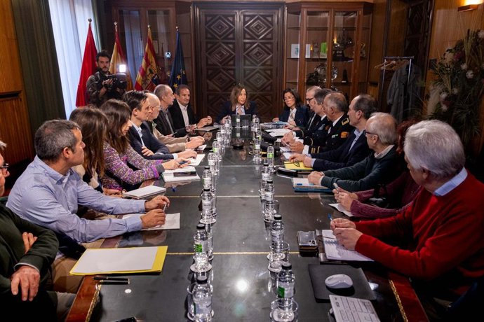 La alcaldesa de Zaragoza, Natalia Chueca, ha presidido este jueves una reunión de coordinación en la que ha participado la concejal delegada de Bomberos y Protección Civil, Ruth Bravo, y representantes de los servicios municipales implicados, desde Bomb