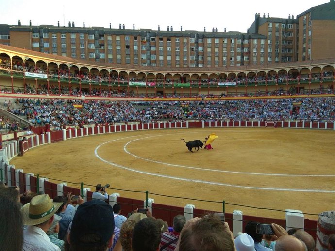 Archivo - Imagen de archivo de la Plaza de Toros de Valladolid durante un festejo.