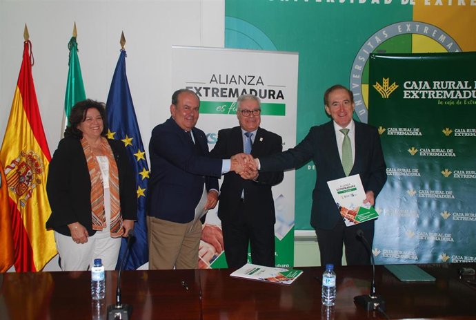 El presidente de Caja Rural de Extremadura, el rector de la UEx, el presidente del CES de la UEx y la vicepresidenta de Caja Rural de Extremadura tras la firma del convenio.