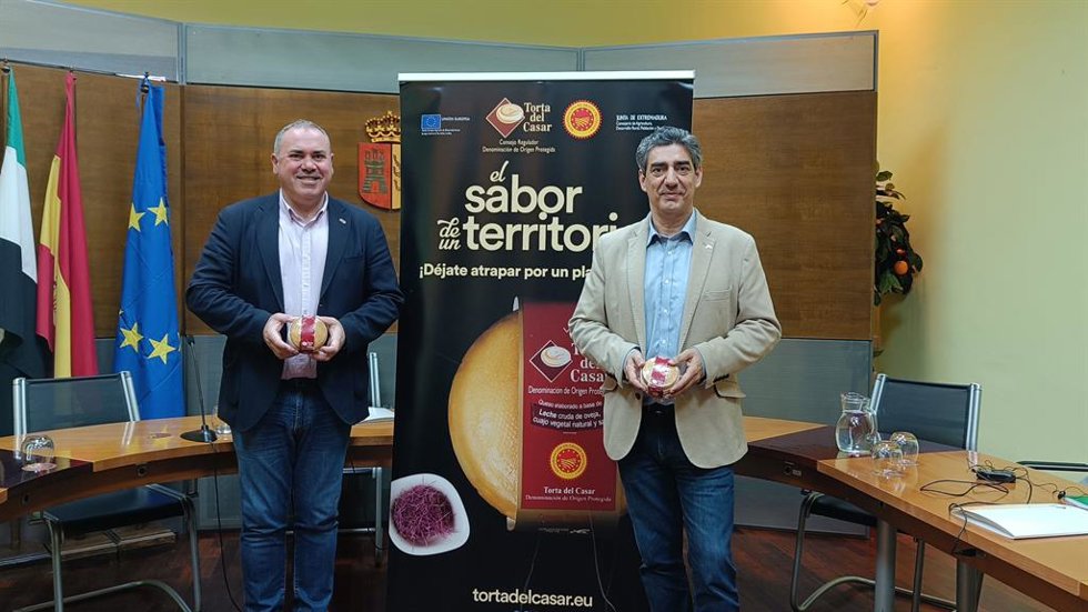 El presidente de la D.O.P, Ángel Pacheco (izq) junto con el director, Javier Muñoz (dcha) en la presentación de los resultados económicos